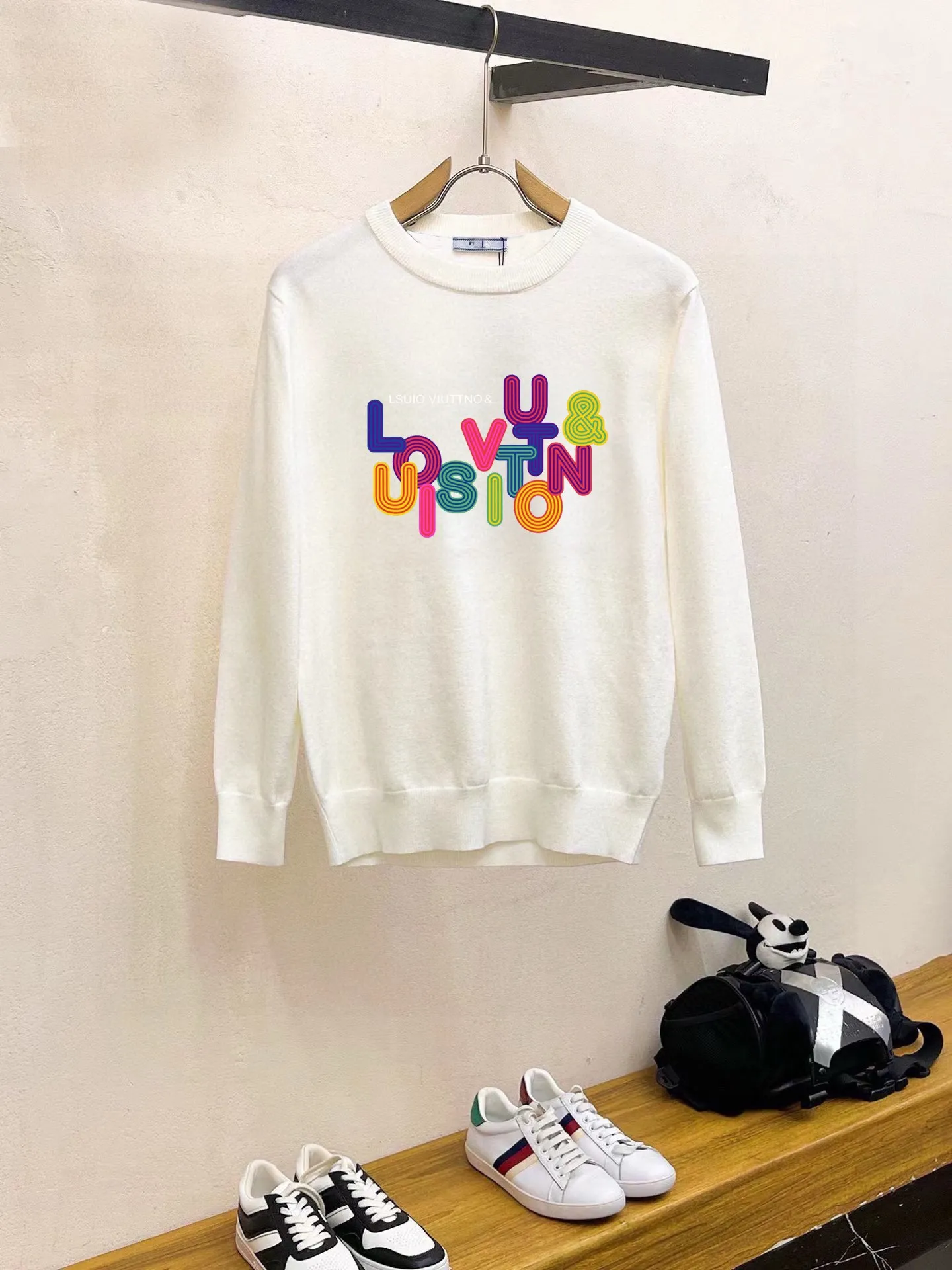 🅿️240 【LV Louis Vuitton】Autumn and winter classic round neck pullover sweater, in full condition! ! ! Wool blended fabric, the latest model in 2025, golden ratio! ! Slim-fitting soft gold, versatile and practical item, the combination and practicality are extremely powerful, simple and elegant, and classy! To create your own style, it is highly recommended to buy it in two colors. The standard slim fit tailoring process is suitable for both young and old men. It is knitted from wool and will not cause any discomfort! While keeping warm, it is stylish, textured and wearable, and the classic logo with contrasting colors on the chest feels in place! ! Recommended for regular customers! ! Size M-3XL (maximum wear: 190 pounds)